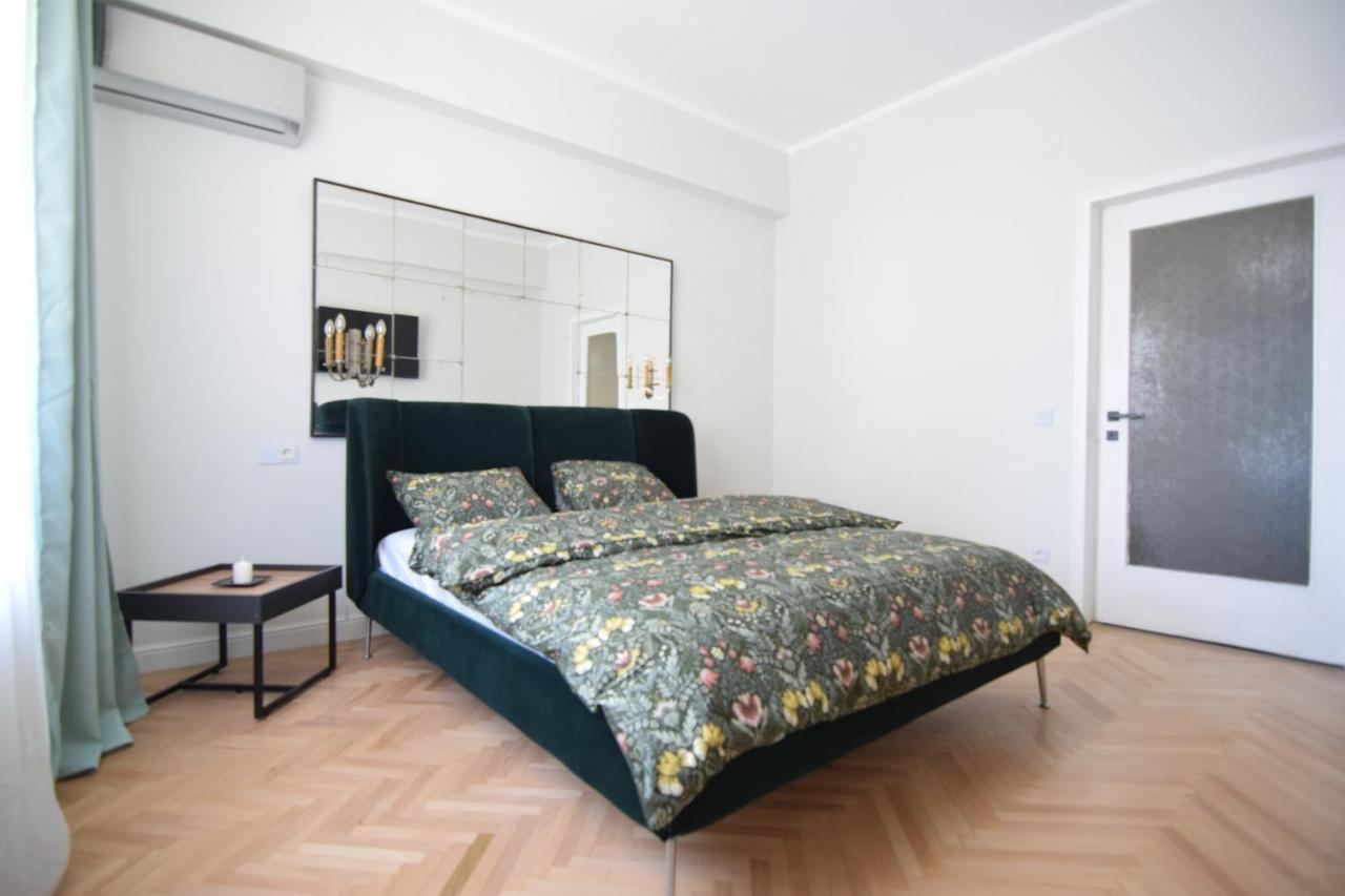 Beautiful Apartment In Old City บูคาเรสต์ ภายนอก รูปภาพ